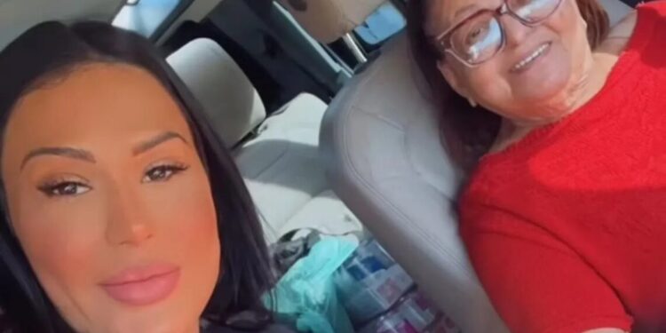 Gracyanne Barbosa com a mãe de Belo durante passeio
Reprodução/Instagram