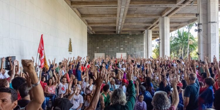 Educação decida pela manutenção do estado de greve e define novas paralisações