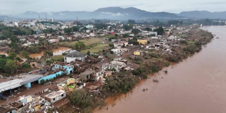 Cidades do Rio Grande do Sul continuam isoladas pelo 5º dia após chuvas devastadoras