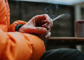 Tabagismo pode estar relacionado ao desenvolvimento de diversos tipos de câncer, além do câncer de pulmão Catherine Falls Commercial/GettyImages