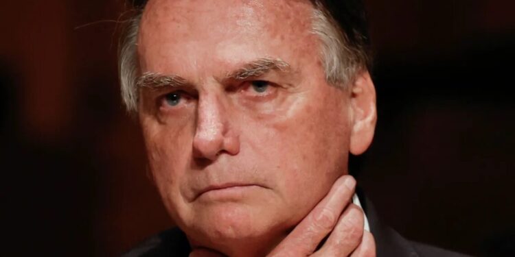 Bolsonaro deve ser transferido para hospital em Brasília nesta segunda (6), diz Eduardo