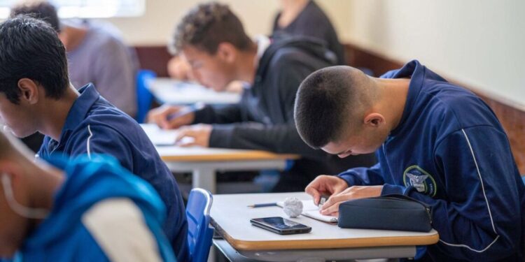 Brasil retoma nível pré-pandemia em alfabetização, aponta relatório do MEC