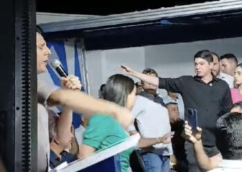 Celso se levanta e sai, irritado enquanto Nilton fala Crédito: Web