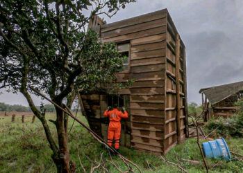Bombeiro tocantinense em busca de vítimas em Cruzeiro do Sul - RS, onde os fortes ventos devastaram casas e outras edificações