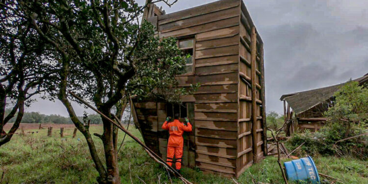 Operação RS: bombeiros tocantinenses iniciam buscas em área devastada pela correnteza e alagamentos em Cruzeiro do Sul