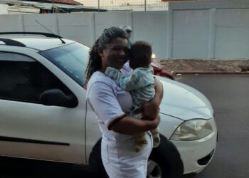 Lucineia Divina e o pequeno João Matias celebram o atendimento recebido