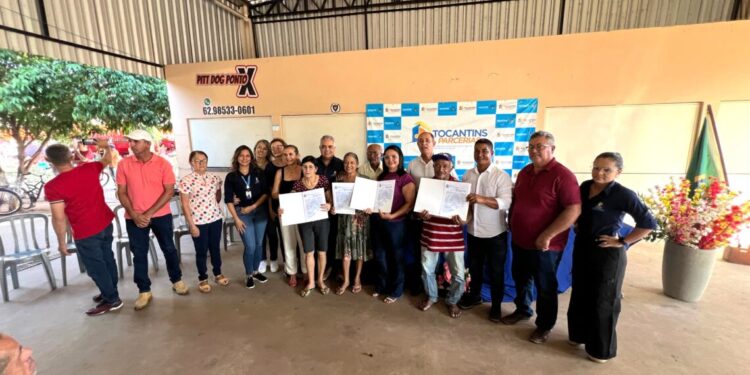 Em Couto Magalhães, Governo do Tocantins beneficia 110 famílias com entrega de títulos de propriedade