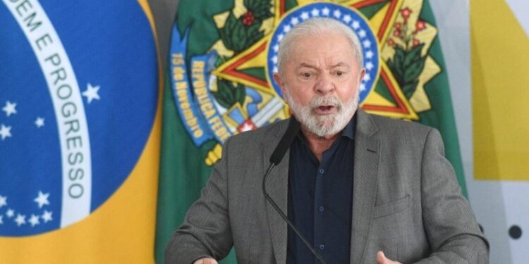 Lula promete reconstruir o RS, diz que sabe lidar com crises e pede paciência
