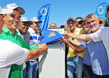 Governador Wanderlei Barbosa ao lado do presidente da Assembleia Legislativa, Amélio Cayres; do prefeito Leandro Soares e demais autoridades, descerra a placa de inauguração da rodovia TO-247