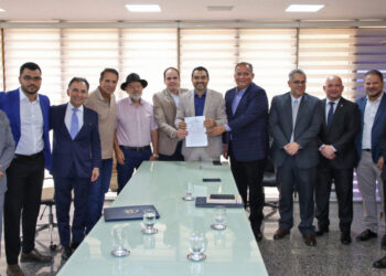 Governador Wanderlei Barbosa recebeu, em seu gabinete, secretários e parlamentares para a assinatura do convênio