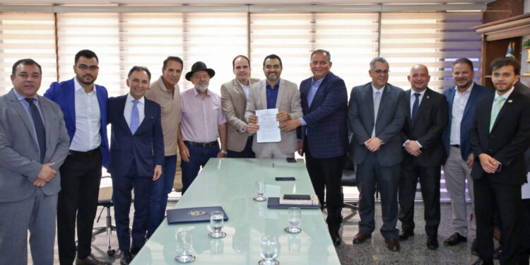 Governador Wanderlei Barbosa recebeu, em seu gabinete, secretários e parlamentares para a assinatura do convênio