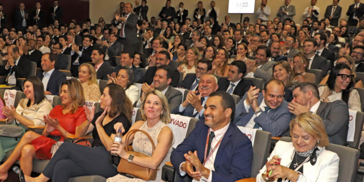 Wanderlei Barbosa destaca políticas de governança e desafios da inteligência artificial em Lisboa