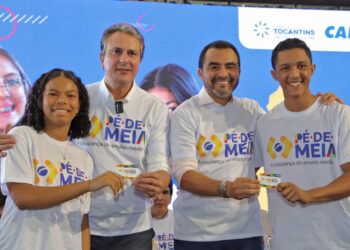 O governador Wanderlei Barbosa e o ministro da Educação, Camilo Santana, durante o lançamento oficial do Programa Pé-de-Meia, na Escola Estadual Professora Elizângela Glória Cardoso, em Palmas - Crédito: Adilvan Nogueira/Governo do Tocantins