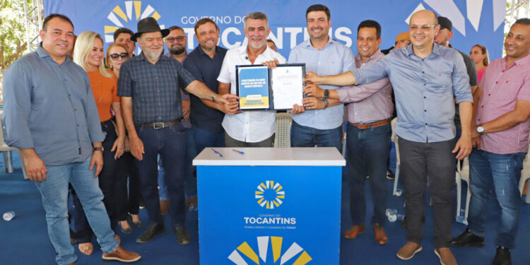 Em Augustinópolis, governador em exercício Amélio Cayres assina ordem de serviço para Câmpus da Unitins e Pacto de Intenções para Centro de Necrópsia do município