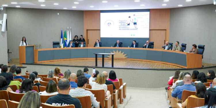 Durante o lançamento do curso Promoção da Cultura da Paz e Prevenção da Violência nos Contextos Escolares, Marques Cristiana, destacou a importância das parcerias com as diversas instituições para o sucesso da iniciativa - Foto: Francisca Coelho/ Ministério Público do Tocantins