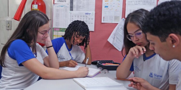 Inscritos no Enem, os estudantes reforçam os estudos para terem um bom desempenho na avaliação