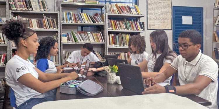 Estudantes do Centro de Ensino Médio Oquerlina Torres que estão na fase 5 da Olimpíada Nacional em História