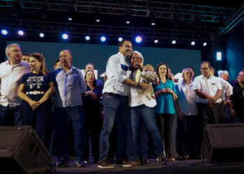 O governador Wanderlei Barbosa e o músico Everton dos Andes durante a apresentação - Kadu Souza / Governo do Tocantins