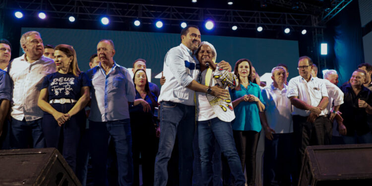 Vem pro Norte: músicos tocantinenses Everton dos Andes e Chico Chokolate recebem governador Wanderlei Barbosa, comitiva e populares em inauguração da ponte de Porto Nacional