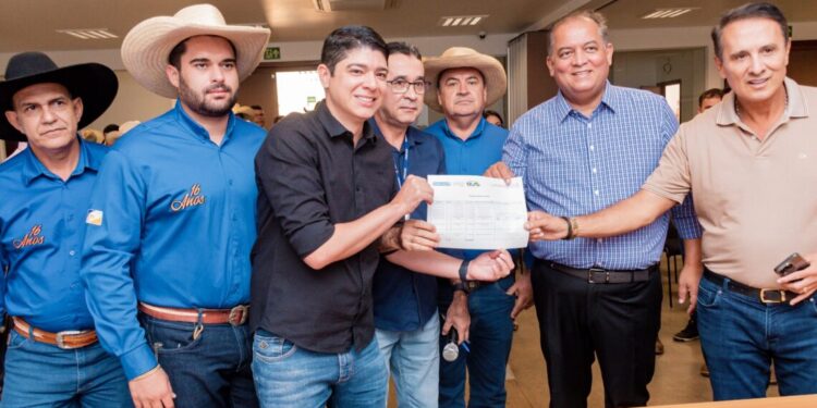 Prefeito Celso Morais Participa de Entrega de Caminhão aos Muladeiros de Paraíso do Tocantins em Parceria com a CODEVASF e Bancada Federal