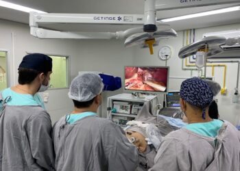 Equipe médica durante procedimento cirúrgico com cirurgias bariátricas