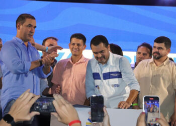 Governador Wanderlei Barbosa e autoridades realizam o descerramento da placa inaugural da nova Ponte de Porto Nacional, representando um avanço histórico para o Tocantins