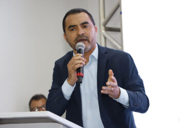 Governador Wanderlei Barbosa e o vice Laurez Moreira acompanhados do secretário de Estado da Fazenda descerram a placa de inauguração da Agência de Atendimento;