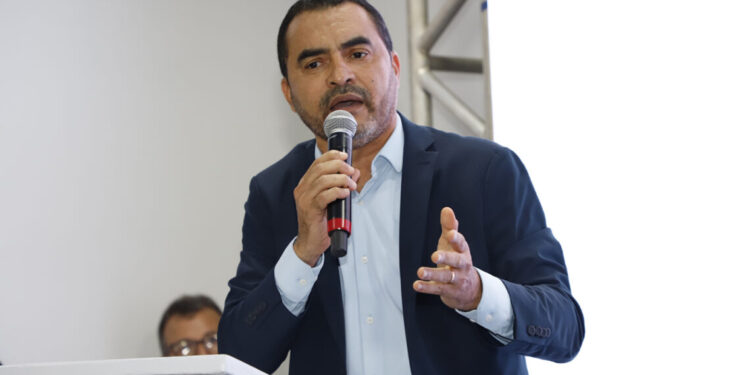 Governador Wanderlei Barbosa e o vice Laurez Moreira acompanhados do secretário de Estado da Fazenda descerram a placa de inauguração da Agência de Atendimento;