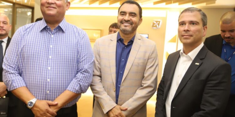 Senador Eduardo Gomes celebra fortalecimento da economia tocantinense em inauguração de nova agência do BRB em Palmas