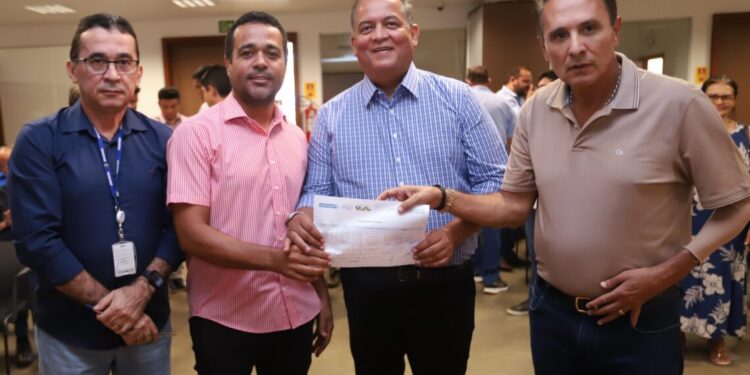 Senador Eduardo Gomes viabiliza caminhões para obras sociais no Tocantins
