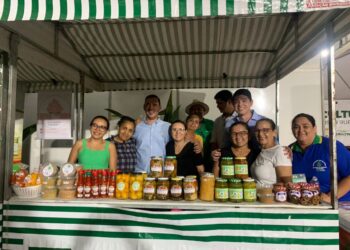 Vicentinho Junir secretáriode ações estratégicas marca presença na feira da Colheita