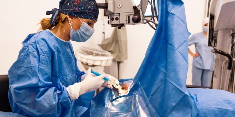 Recursos de Ricardo Ayres garantem cirurgias oftalmológicas para 8 mil pacientes