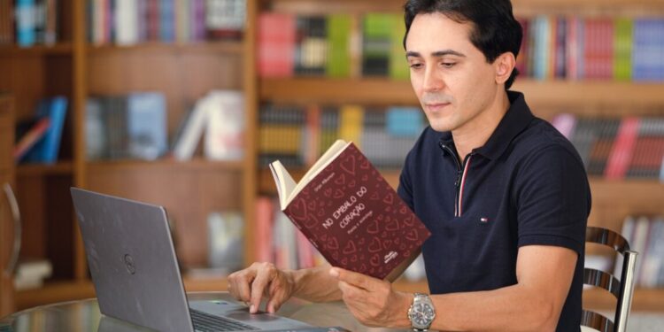 Escritor tocantinense, Orion Milhomem, anuncia novos projetos literários