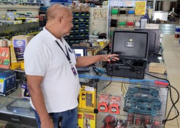 Equipe técnica da área de Qualidade verifica fios e cabos elétricos no comércio em Palmas