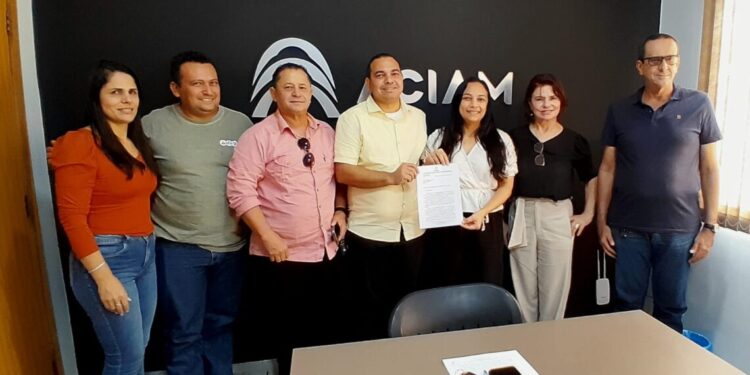 Na ACIAM Camila Fernandes conversa com empresários miracemenses