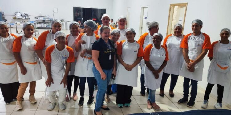 Alunos dos cursos de pizzaiolo e salgadeiro em Lajeado inovam ao apresentar pratos criativos para mesa avaliadora.