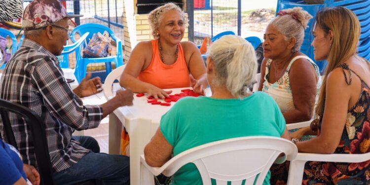 Café com Segurança é oferecido a idosos em programação de debates e palestras que alertam para violência