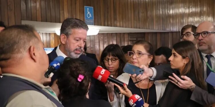 Lira cobra cumprimento de acordos após relator retirar “taxa das blusinhas” de projeto de lei