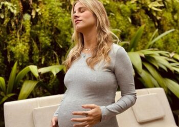 Shantal Verdelho posa com o marido e os três filhos Reprodução/ Instagram