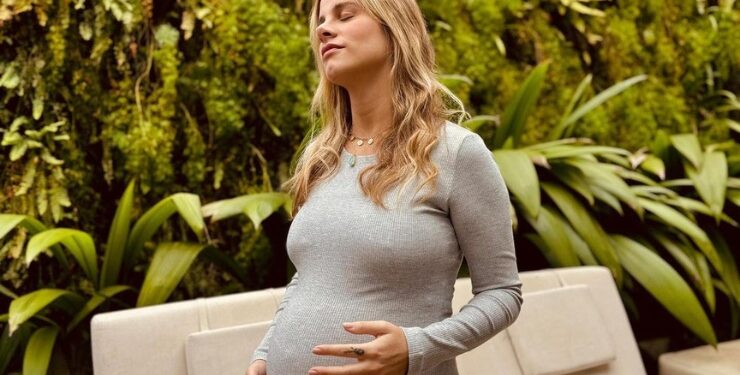 Após dar à luz, Shantal compartilha fotos dos três filhos juntos