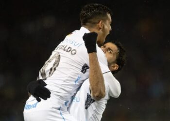 Diego Costa e Cristaldo comemoram gol sobre o Huachipato pela Libertadores Reprodução/X/Conmebol