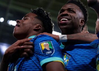 Endrick e Vinicius Jr. comemorando gol da Seleção Brasileira contra a Inglaterra Pedro Loureiro/Getty Images