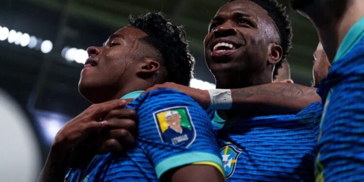 Endrick e Vinicius Jr. comemorando gol da Seleção Brasileira contra a Inglaterra
Pedro Loureiro/Getty Images