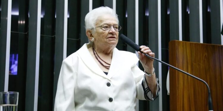 Deputada Luiza Erundina está internada em hospital em Brasília