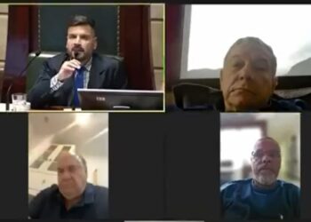 Vereador Cesar Maia (primeiro da segunda fileira) aparece em banheiro durante sessão plenária Reprodução/X (@rodrigoluisvelo)