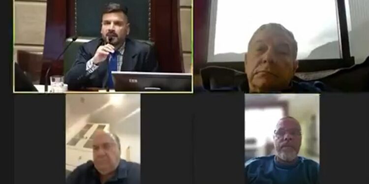 Vereador Cesar Maia (primeiro da segunda fileira) aparece em banheiro durante sessão plenária
Reprodução/X (@rodrigoluisvelo)