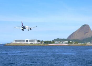 Avião pousa no aeroporto Santos Dumont, no Rio de Janeiro
Gian Cornachini/Flickr
