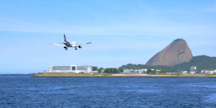 Setor aéreo espera bater recorde de 5 bilhões de passageiros em 2024, diz associação