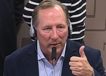 John Textor durante a CPI das apostas Reprodução/Twitter