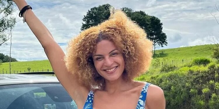 Atriz de “Renascer” sofre transfobia por celebrar 1º xixi após cirurgia